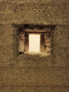 Isolation terre paille sur mur pierre